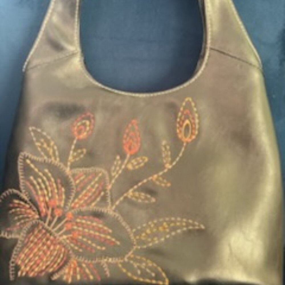 Small black purse w/flower embroidery